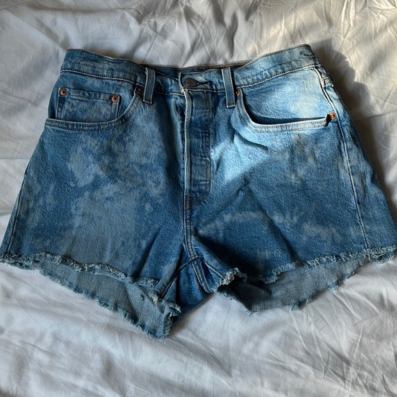 Levi tie dye Jean shorts - Picture 2 of 4